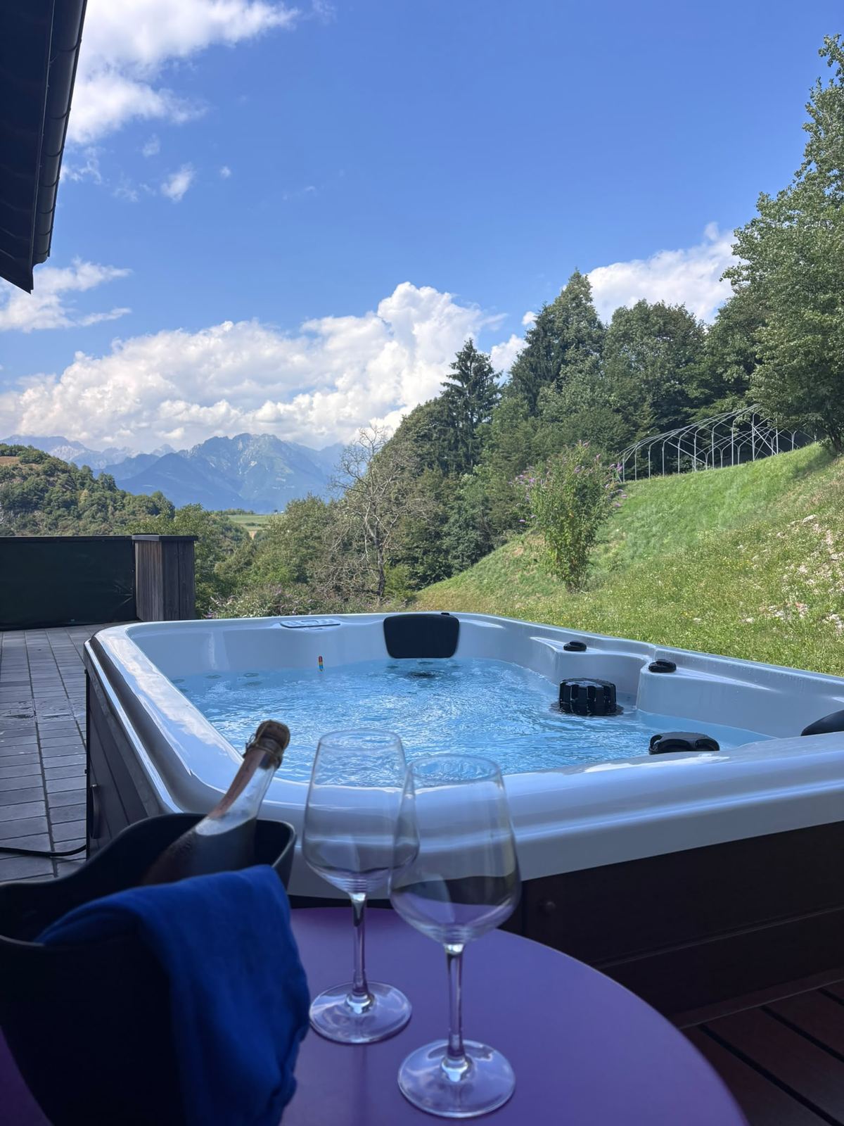 La vasca idromassaggio della Valle Bianca con vista sulla valle